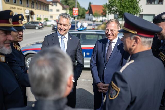 Bundeskanzler Karl Nehammer und Landeshauptmann Thomas Stelzer im Gespräch mit Polizeibeamten beim Besuch der der Polizeiinspektion FGP in Tumeltsham. | Foto:  Land OÖ/Peter Mayr