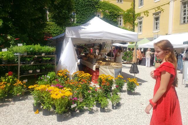 Im schönen Innenhof BLÜHT es HERRLICH
und dem hübschen 🌼Blumenmädchen gefällt es auch.