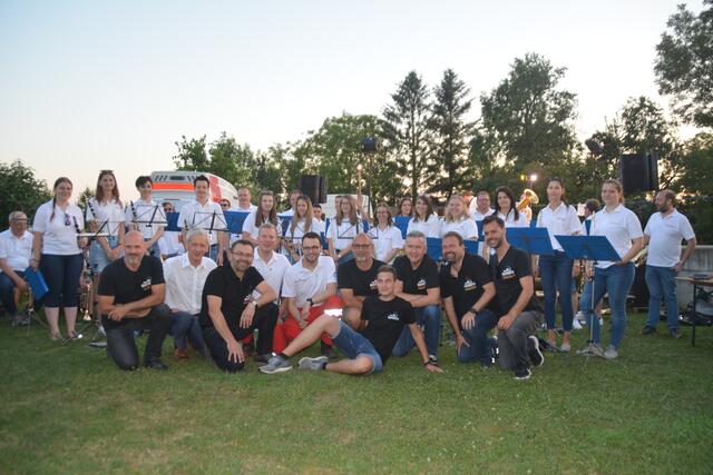 The Burnouts mit dem Musikverein Großpetersdorf und Vertretern des Roten Kreuzes. | Foto: Michael Strini