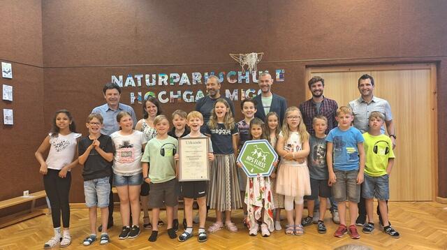 Franz Handler, Lehrperson Katharina Staggl, Naturpark-Geschäftsführer Ernst Partl, Schulleiter Christoph Klomberg, Klassenlehrer Simon Pfeifer, Bgm. Alexander Jäger sowie alle Schülerinnen und Schüler der Volksschule Hochgallmigg. | Foto: Christoph Klombeerg