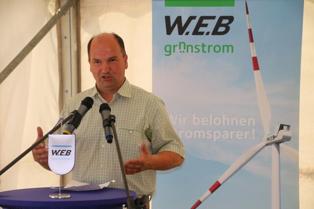 Für den Parbasdorfer Bürgermeister Gregor Iser sind die Einnahmen aus der Windenergie essentiell. | Foto: W.E.B.