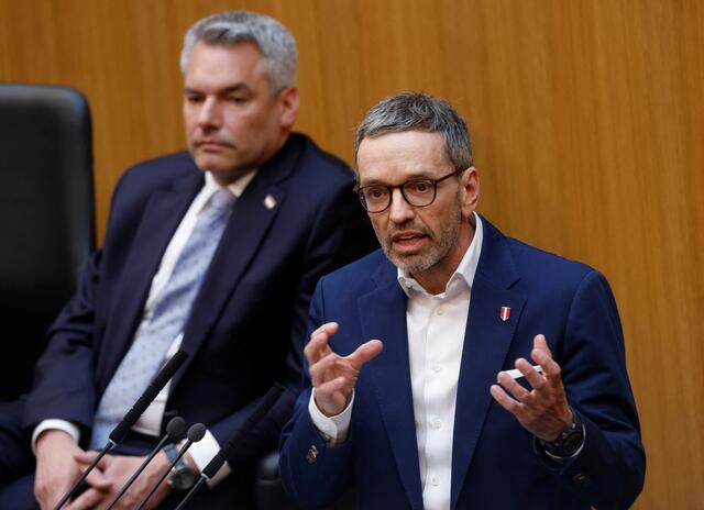 Nachdem Bundeskanzler Karl Nehammer (ÖVP) den FPÖ-Parteiobmann Herbert Kickl (FPÖ) unter der Woche als ein "Sicherheitsrisiko für das ganze Land" bezeichnete und eine Koalition mit den Freiheitlichen unter der Führung Kickls ausschloss, reagierte nun die FPÖ auf die Aussagen des Kanzlers.  | Foto: LEONHARD FOEGER / REUTERS / picturedesk.com