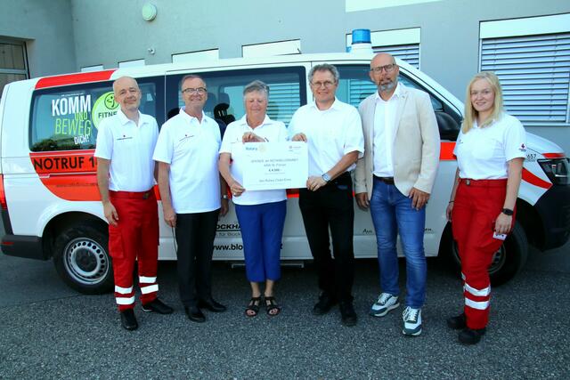 Dienstführender Markus Diesenreither, Ortsstellenleiter Robert Zeitlinger, Präs. Robert Fasoli, RK-Markt Mitarbeiterin Gertrude Schickermüller, Ortstellenleiter-Stv. Vizebgm. Wolfgang Spat, Judith Rauch | Foto: RK St. Florian