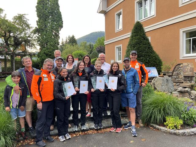 Ehrung der erfolgreichen Waldarbeiterinnen Julia, Carina und Stefanie Modl sowie Anna-Lena Huber (von links) mit Landesrätin Sara Schaar, den Bgm. Michaela Oberlassnig sowie Karl Lessiak, Litzlhof-Direktor Josef Huber, Trainern und Angehörigen | Foto: Büro LR.in Schaar