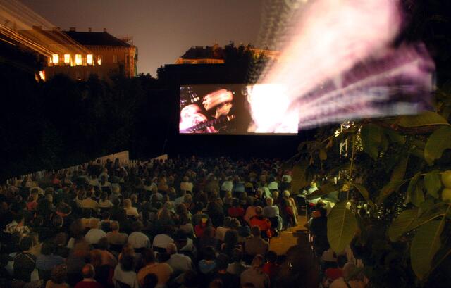 Im Augarten kann man aktuell Kinofilme unter freiem Himmel sehen. Das "Kino wie noch nie" wartet mit Klassiker und Neuentdeckungen auf. 
 | Foto: Filmarchiv Austria/Sabine Maier