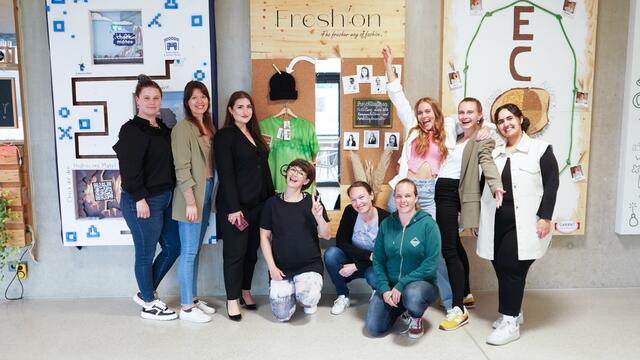 Neustart für Ecolodge Fashion: Barbara Pletzer sowie Denise und Kerstin Tuder (M.) holen sich Unterstützung bei den Studierenden aus Wieselburg. | Foto: Fachhochschule Wiener Neustadt