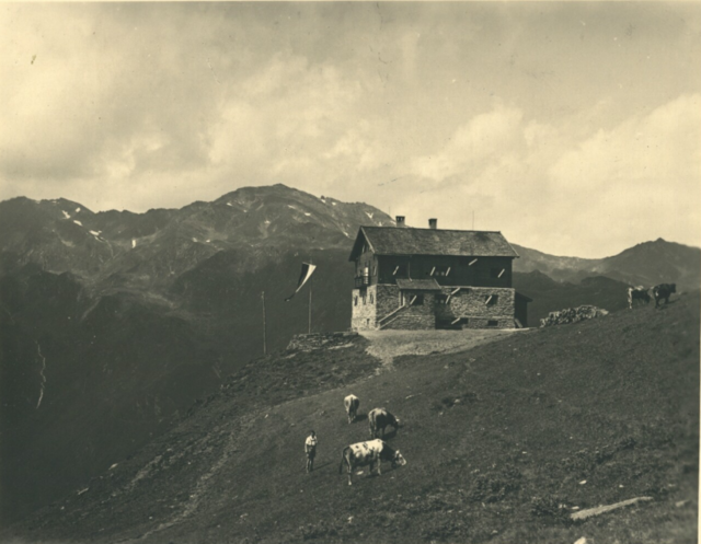 Die Rastkogelhütte im Jahr 1933, drei Jahre nach ihrer Errichtung. In der Zwischenzeit hat sich viel getan.  | Foto: OENB - Edition Hruschka