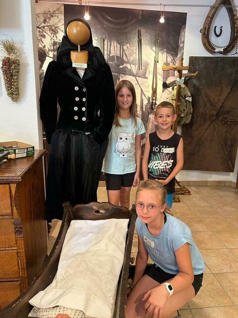 Ferienpass-Aktion 2023: Mädchen und Buben besuchten die Heimatstube Pabneukirchen.  | Foto: Josef Lumetsberger