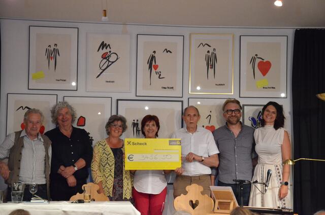 Ein kulturiger, humorvoller, empathischer Benefizabend im Kulturhaus Ganghofermuseum. Ganz links: Felix Mitterer und Hans Salcher, ganz rechts Sabine Gruber mit Robert Krug und den Vertretern des Lions Clubs Olympiaregion Seefeld und des Sozialsprengels Seefelder Plateau.