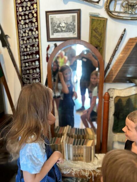 Ferienpass-Aktion 2023: Mädchen und Buben besuchten die Heimatstube Pabneukirchen.  | Foto: Josef Lumetsberger