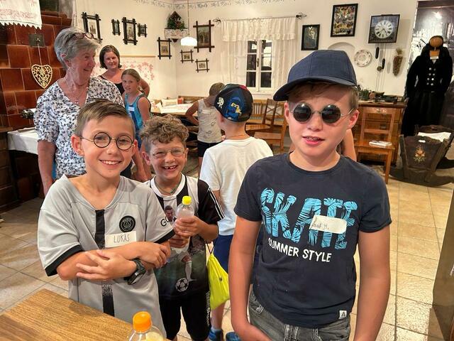 Ferienpass-Aktion 2023: Mädchen und Buben besuchten die Heimatstube Pabneukirchen.  | Foto: Josef Lumetsberger