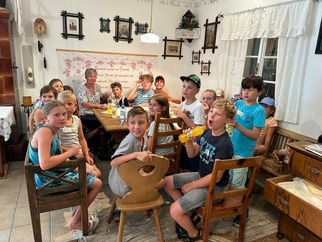 Ferienpass-Aktion 2023: Mädchen und Buben besuchten die Heimatstube Pabneukirchen.  | Foto: Josef Lumetsberger