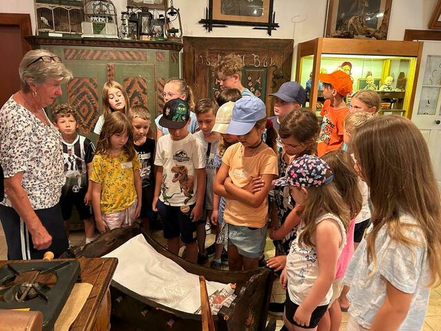 Ferienpass-Aktion 2023: Mädchen und Buben besuchten die Heimatstube Pabneukirchen.  | Foto: Josef Lumetsberger