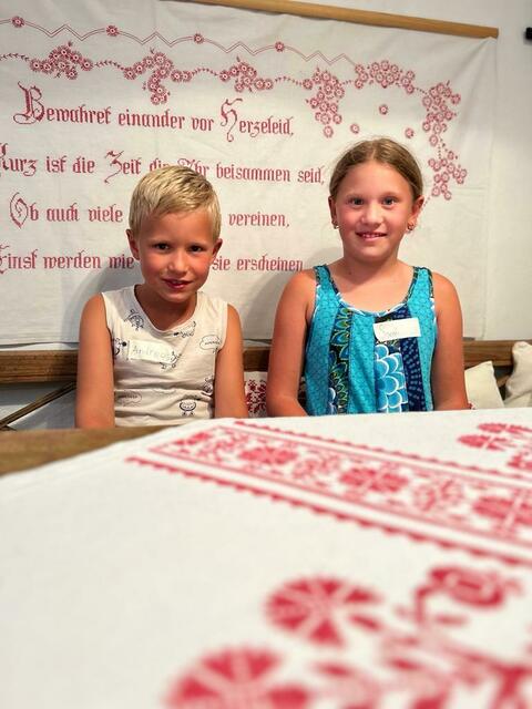 Ferienpass-Aktion 2023: Mädchen und Buben besuchten die Heimatstube Pabneukirchen.  | Foto: Josef Lumetsberger