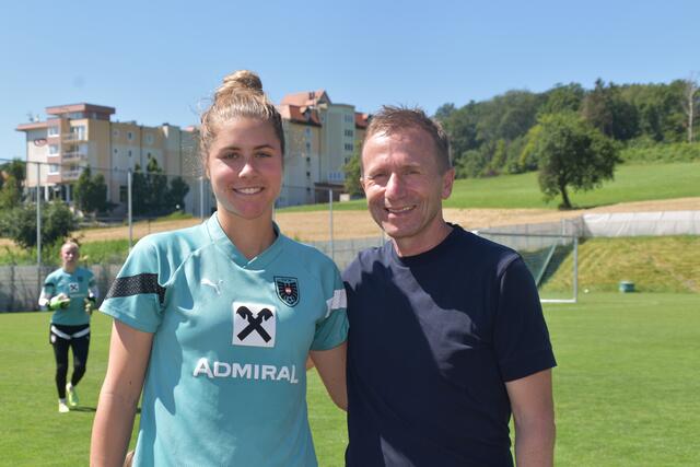 Teamspielerin Katja Wienerroither mit ÖFB-Präsident Klaus Mitterdorfer. | Foto: Michael Strini