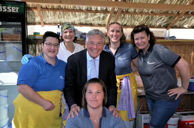 Peter Kaiser zwischen den Fischzuchtmitarbeiterinnen Rosi Kerschbaumer, Sabine Strasser, Tamara Knabl,  Kim Copejans und Edith Granig