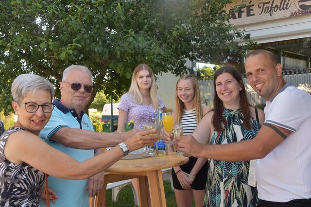 Anstoßen auf einen erfolgreichen Start: Die Vorbesitzer Zita und Karl Jeroucic , Lisa und Leonie, Johanna König-Tafolli und Kujtim Tafolli  | Foto: Michael Strini