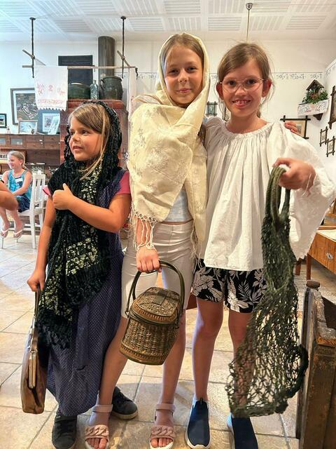 Ferienpass-Aktion 2023: Mädchen und Buben besuchten die Heimatstube Pabneukirchen.  | Foto: Josef Lumetsberger