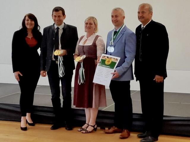 Vier Fleischspezialitäten von Angelika (Mitte) und Martin Spirk (2. von links) aus Königsdorf wurden mit Gold ausgezeichnet. | Foto: Landwirtschaftskammer Steiermark