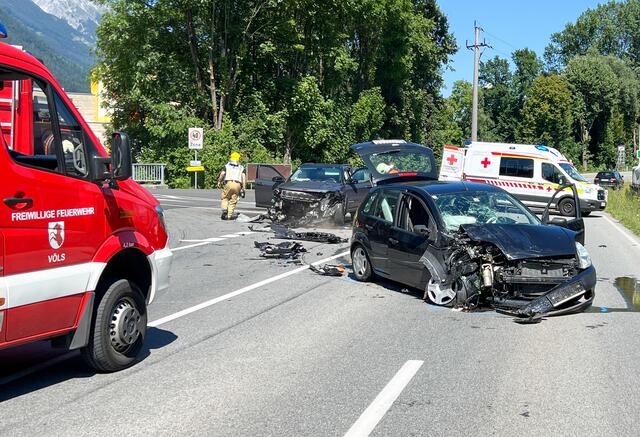 Im Kreuzungsbereich der L11 mit dem Giesenweg kam es zu einer Kollision zwischen zwei Fahrzeugen. | Foto: zeitungsfoto.at