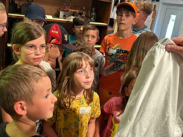 Ferienpass-Aktion 2023: Mädchen und Buben besuchten die Heimatstube Pabneukirchen.  | Foto: Josef Lumetsberger