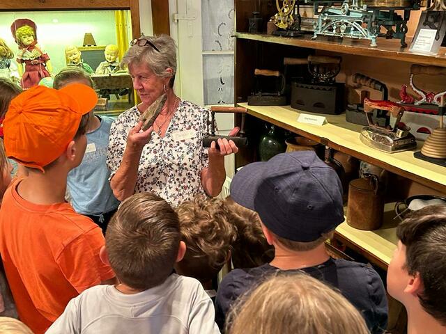 Ferienpass-Aktion 2023: Mädchen und Buben besuchten die Heimatstube Pabneukirchen.  | Foto: Josef Lumetsberger