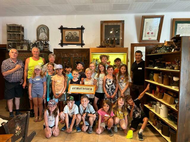 Ferienpass-Aktion 2023: Mädchen und Buben besuchten die Heimatstube Pabneukirchen.  | Foto: Josef Lumetsberger