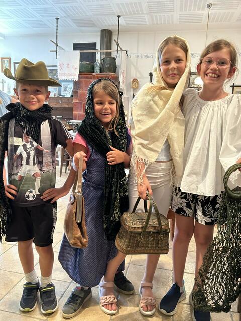 Ferienpass-Aktion 2023: Mädchen und Buben besuchten die Heimatstube Pabneukirchen.  | Foto: Josef Lumetsberger