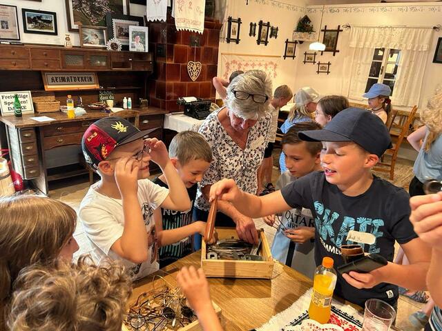Ferienpass-Aktion 2023: Mädchen und Buben besuchten die Heimatstube Pabneukirchen.  | Foto: Josef Lumetsberger