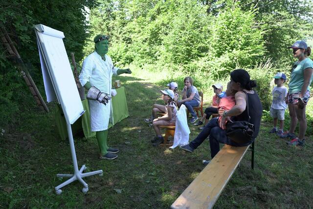 Der Forscher, Blätter und Waldsterben erforscht er. | Foto: erwin-s