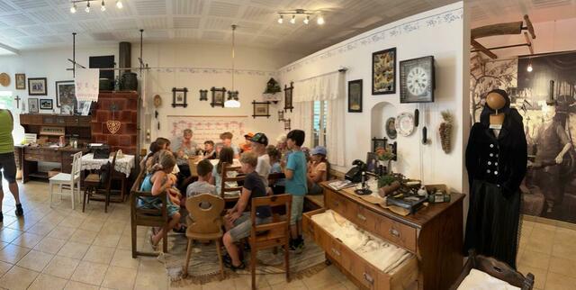 Ferienpass-Aktion 2023: Mädchen und Buben besuchten die Heimatstube Pabneukirchen.  | Foto: Josef Lumetsberger