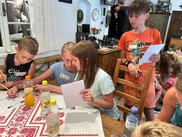 Ferienpass-Aktion 2023: Mädchen und Buben besuchten die Heimatstube Pabneukirchen.  | Foto: Josef Lumetsberger