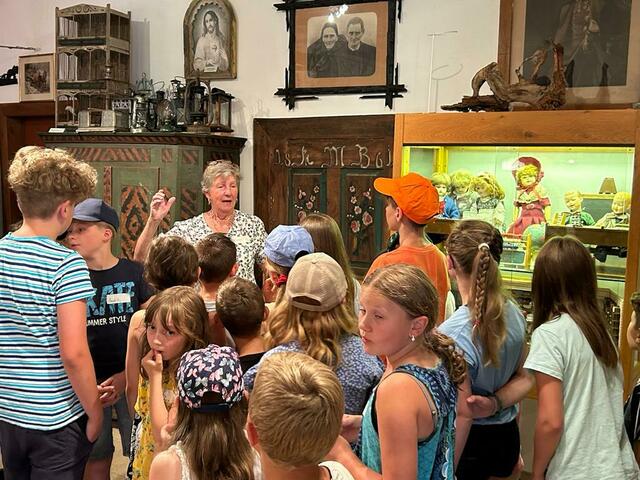 Ferienpass-Aktion 2023: Mädchen und Buben besuchten die Heimatstube Pabneukirchen.  | Foto: Josef Lumetsberger