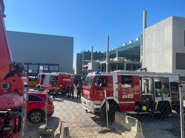 Zahlreiche Einsatzkräfte sind am Gelände des BMW Werkes in Steyr Münichholz, um den Brand zu löschen. | Foto: Fotokerschi