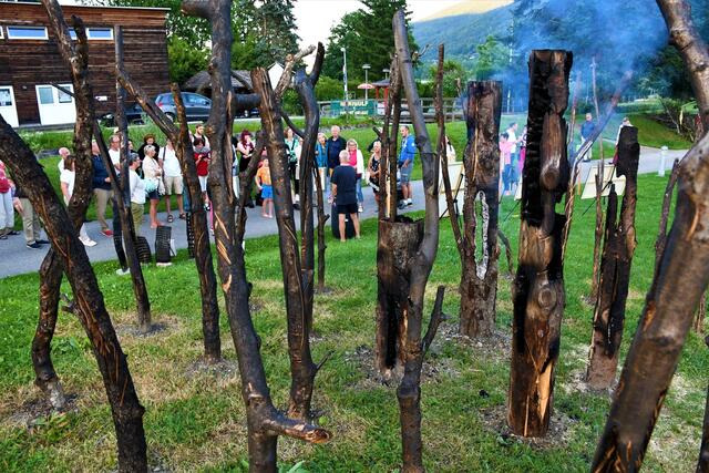 Brennende Bäume zum Thema "Klimaschock"