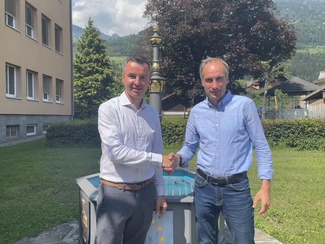 Auch nach der Wahl reichen sich Andreas Kleinfercher und Stefan Schupfer noch die Hand | Foto: MeinBezirk.at