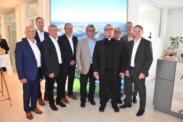 Die Segnung der neuen Räumlichkeiten nahm Pfarrer Thorsten Carich (4. von rechts) vor. | Foto: Raiffeisen
