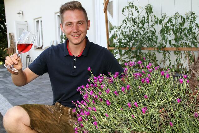 Elias Koch ist gewillt und motiviert, jedes Jahr aufs Neue ein Kunstwerk in die Flasche zu bringen. Heuer war der Schilcherweinbau Koch mit dem Schilcher Klassik auch Finalist bei der Landesweinbewertung. | Foto: Josef Fürbass