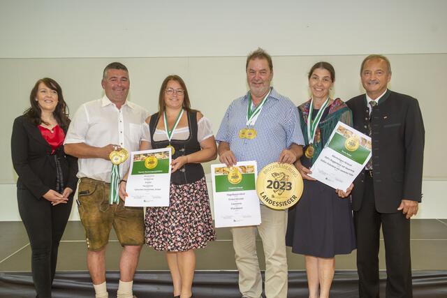 Auszeichnungen für den Bezirk Güssing: Familie Panner, Friedrich Dunst und Doris Szendy-Huber (v.l.). | Foto: Landwirtschaftskammer Steiermark