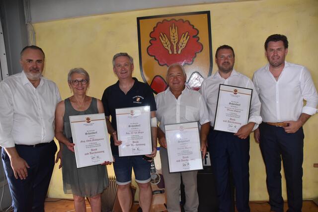 Dank und Anerkennung beim Jubiläum: LH Hans Peter Doskozil, Edith Mühlgaszner, Gernot Mager, Vinzenz Bunyai, Vizebgm. Werner Gabriel, Bgm. Bernhard Herics | Foto: Michael Strini