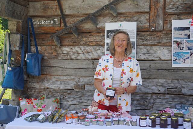 Ulli Eichner verkaufte selbstgemachte Produkte wie Salz, Honig u.v.m. | Foto: Pfurtscheller