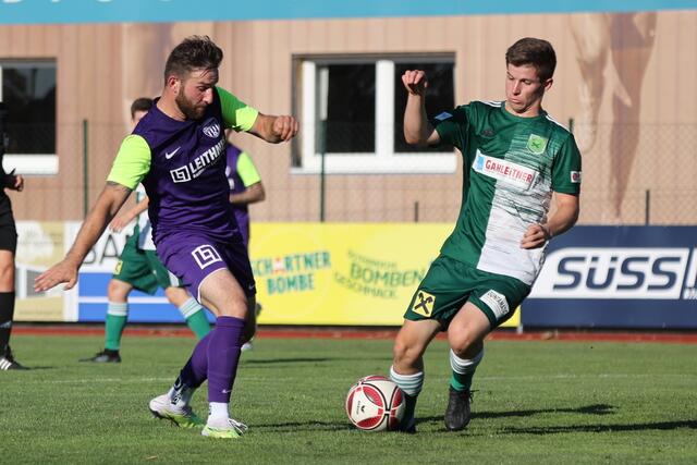 Spielszenen aus der Partie Esternberg vs. Kopfing.  | Foto: Reinhard Schröckelsberger