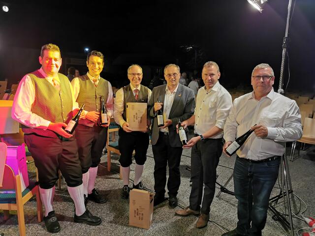 Die Ehrengäste stellten sich mit einer Weinspende ein.