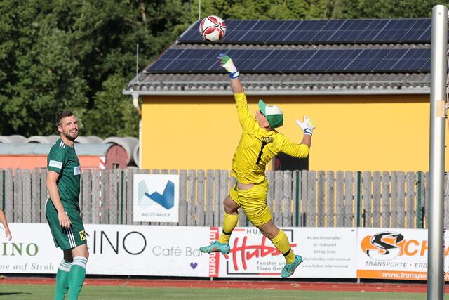 Neben zahlreichen Toren, bekamen die Zuschauer auch tolle Paraden zu sehen. Die Kick-Ass-Summer-League geht nun am kommenden Wochenende mit dem Viertelfinale in die KO-Phase über.  | Foto: Reinhard Schröckelsberger