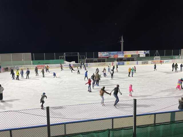 In Mils möchte man künftig auf einen klimaneutralen Eisbetrieb setzen. | Foto: Kendlbacher