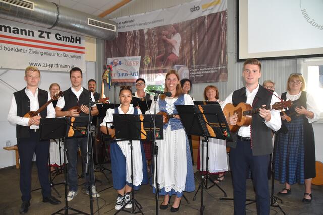 Die Tamburizza Schandorf spielte auf. | Foto: Michael Strini