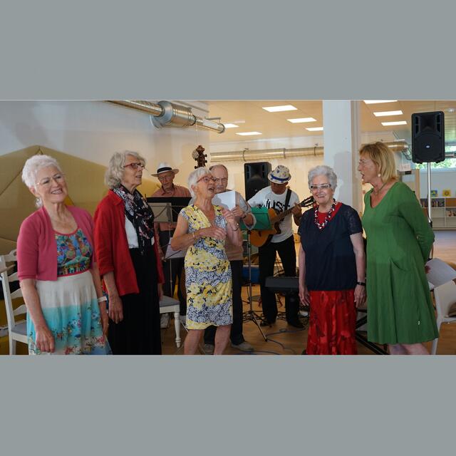 SoSiWi  Oktett a cappella mit Ingeborg Rupitsch, Karin Rumpler, HAns Gasser, Gerlinde Frauer, Heinz Beier, Akli Seger, Penelope Kircher und Karin Perauer | Foto: Fotos Peter Rupitsch