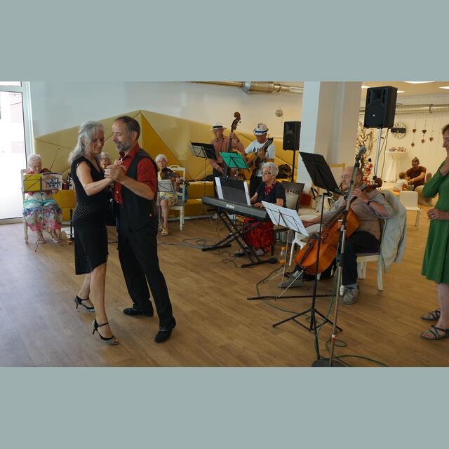 Schwungvolle Umsetzung des Gespielten am Parkett vom Ehepaar Isepp Petra und Valentin. Im Hintergrund das Ensemble SoSiWi | Foto: Fotos Peter Rupitsch