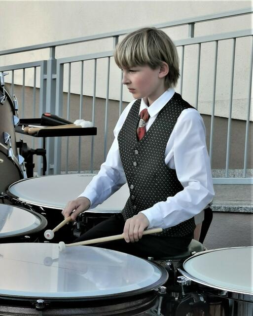 Das jüngste Vereinsmitglied an den Pauken: Philipp Artmann