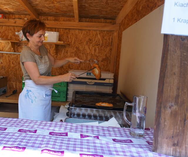 Christine Salchner verwöhnte die Gäste mit Kiachl. | Foto: Pfurtscheller